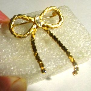 Vintage Avon gold Ribbon bow & rhinestone brooch pin
